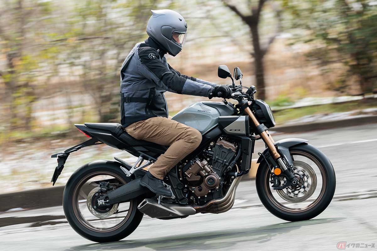 ホンダ「CB650R E-Clutch」（2024年6月発売）に試乗する筆者（松井勉）