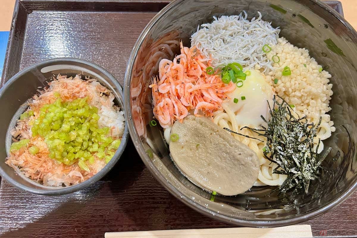 新東名「NEOPASA駿河湾沼津」(下り)で朝食にいただいた「駿河湾まぜうどん・そばセット 茎わさびご飯付き」(1150円)は、桜海老のピンク、茎ワサビの緑が鮮やかで美しいセット。味の方も抜群だった