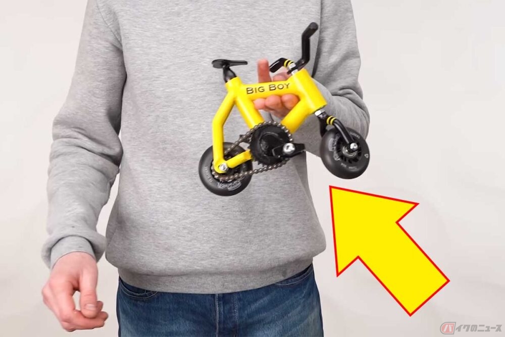 手のひらサイズ」なのに乗れる!? 超小型の自転車DIY動画に「完全に機能 