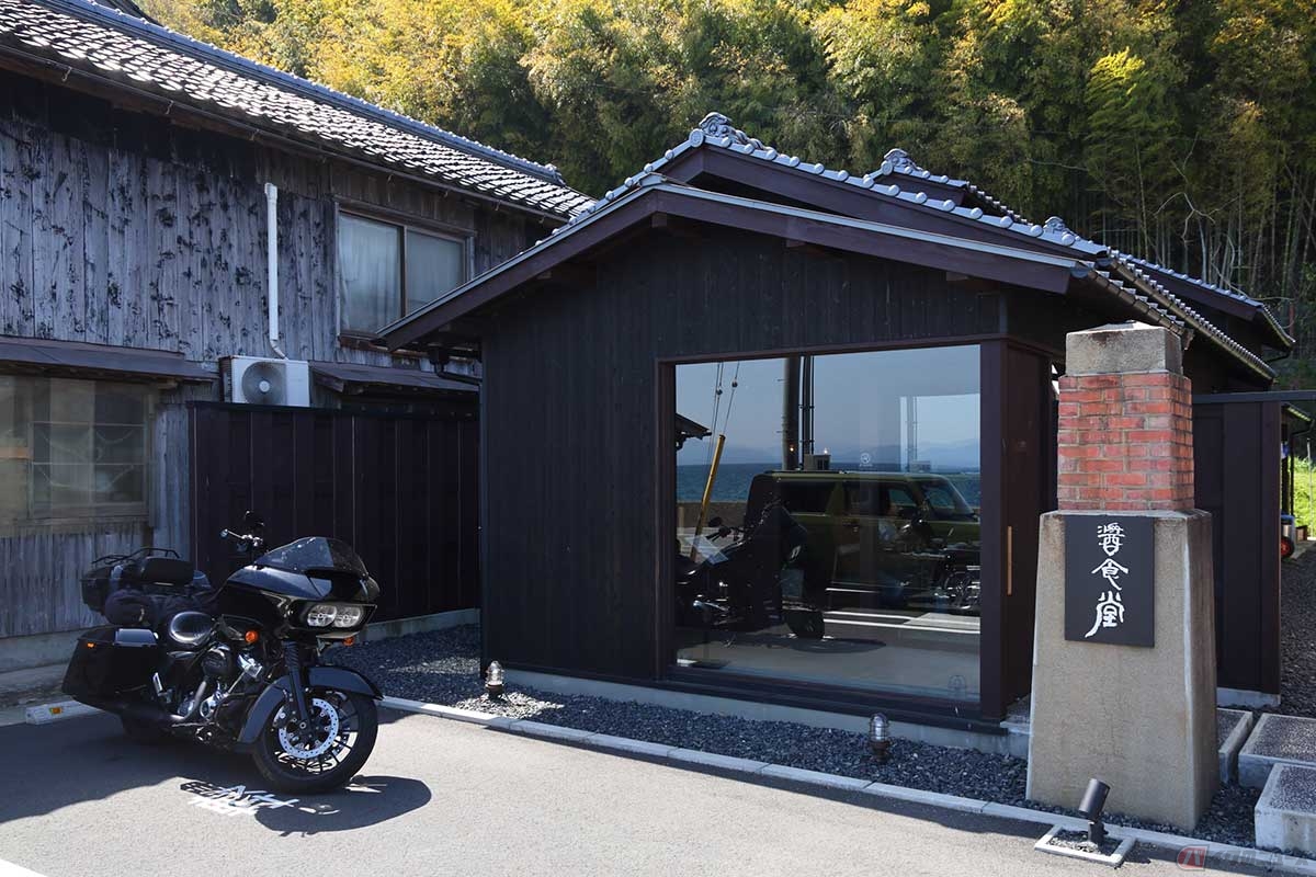 伊根からバイクで10分もかからずに到着したのは、宮津市の国道178号沿いにある長江海岸に面した「醤食堂（ひしおしょくどう）」