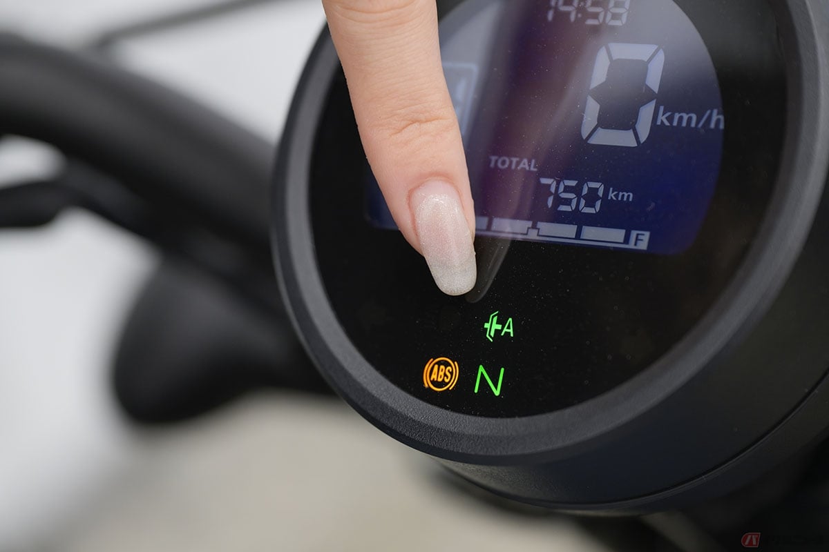 ホンダ「レブル250 SエディションEクラッチ」。メーターに緑の「クラッチ自動制御インジゲーター」が点灯していればシステム作動中の合図です