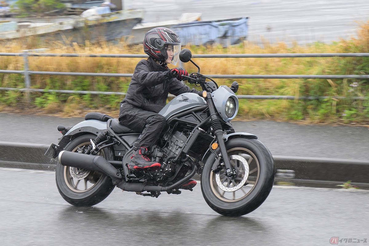 ホンダ「レブル250 SエディションEクラッチ」に試乗した桜井つぐみさん