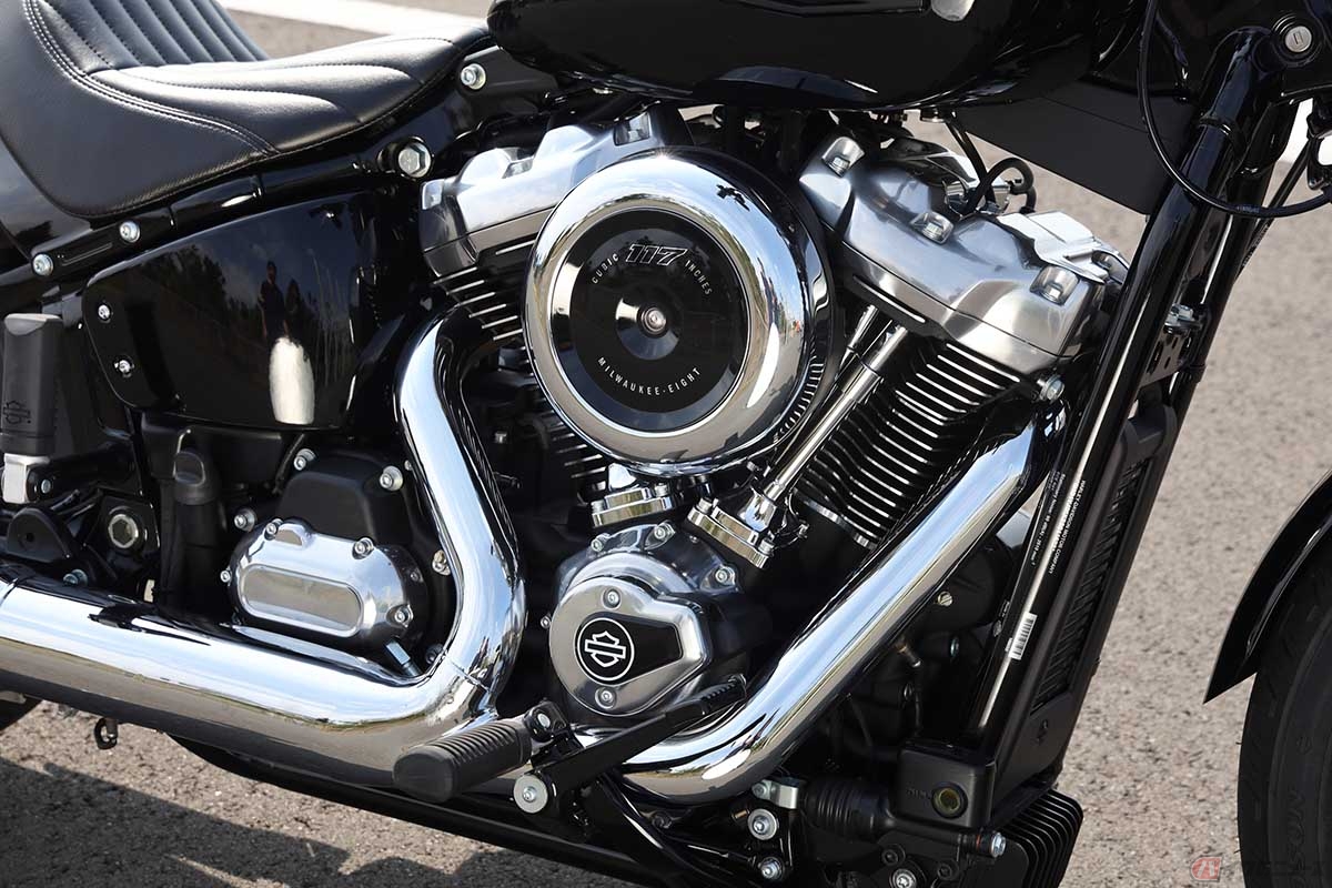 空冷OHV4バルブのミルウォーキーエイト117“クラシック”エンジンはボア103.5mm×ストローク114.3 mmの排気量1923ccで馬力91hp、トルク156Nmを発揮。圧縮比は、この排気量にしてはかなり高い10.3:1。フューエルシステムは電子シーケンシャルポートフュエルインジェクション(ESPFI)を採用