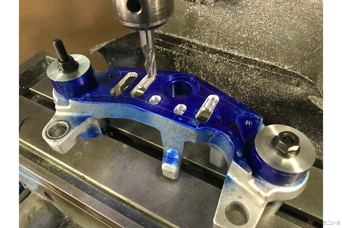 穴開けなどの切削加工をするときに工作物を固定したり、穴開けの位置を指示したりする器具の総称「治具（じぐ）」。英語の「jig」を当て字にしたと言われています