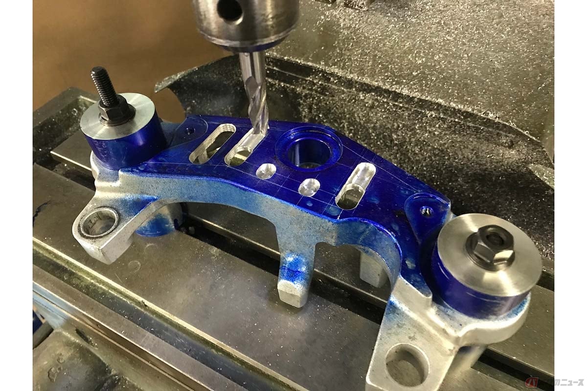 穴開けなどの切削加工をするときに工作物を固定したり、穴開けの位置を指示したりする器具の総称「治具(じぐ)」。英語の「jig」を当て字にしたと言われています