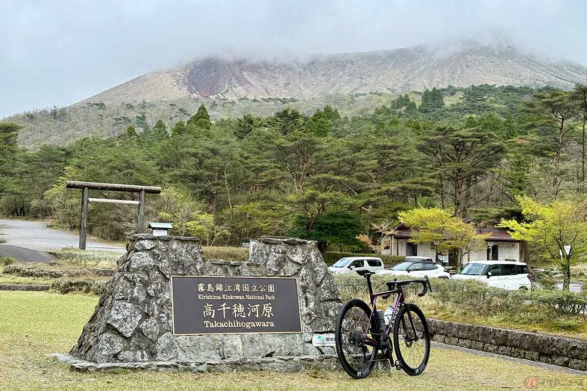 霧島連山の一つ「御鉢」を目の前に望む高千穂河原