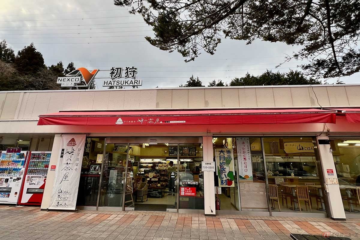 「初狩PA」(上り)には2輪専用の駐車スペースは見当たらない。バイクユーザーとしては屋根が設置された駐車スペースが欲しいところ