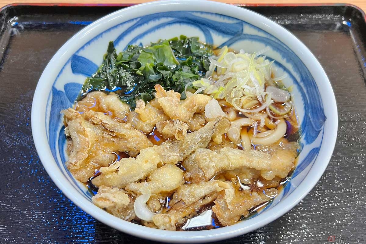 首都高「大黒PA」で食した「雪国舞茸天うどん」(1000円)は、うどんが見えないほど大きな雪国舞茸の天ぷらが大量に入っている。味とボリュームには大満足