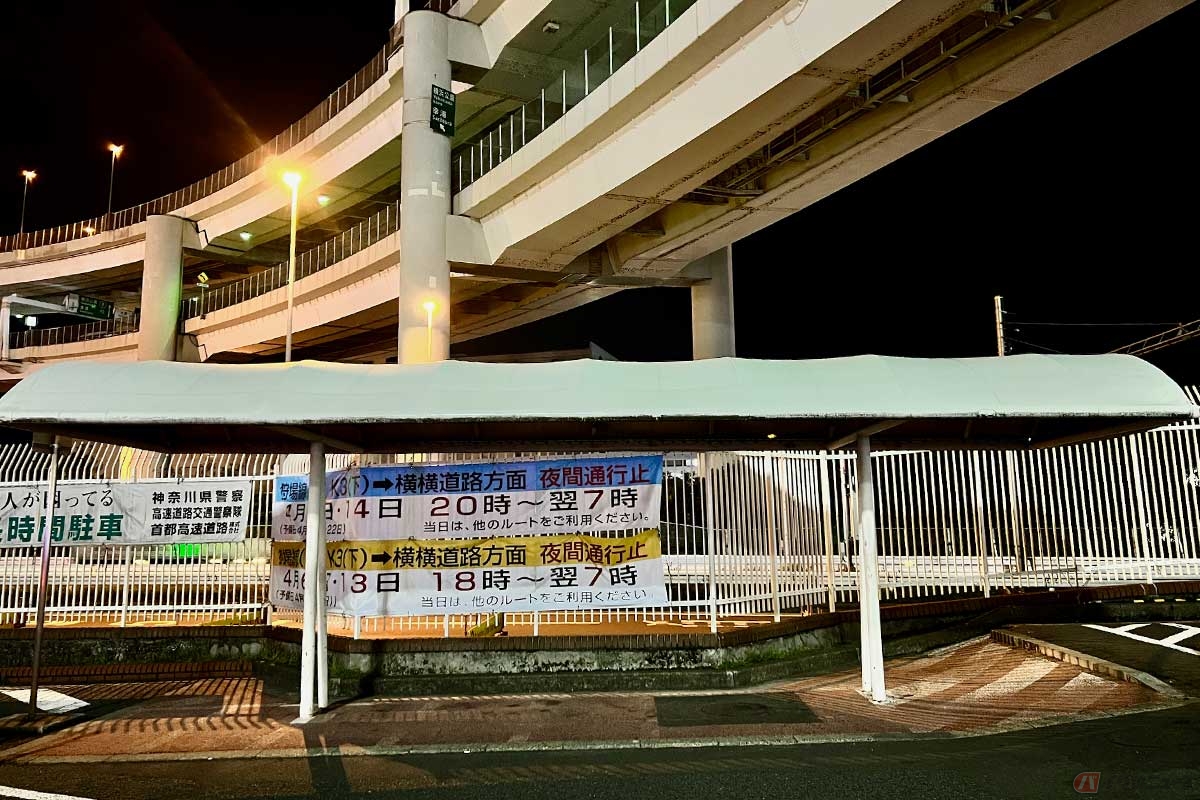 テント屋根が設置された2輪専用の駐車スペースが確保されているのはありがたいが、地面は平坦ではなく多角的に斜度がついている(写真ではわかりづらいが)。バイクの扱いに慣れているライダーにとっては少し気になる程度だが、利用者目線で見れば改善して欲しいところ