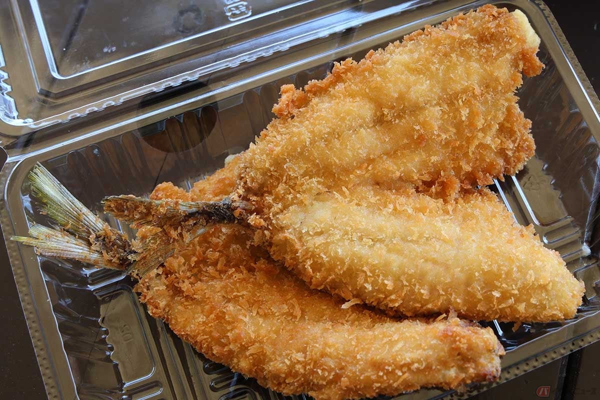 「渚の交流館」の「幸の字」で購入した「アジフライ」は2枚1パック。産地直送、新鮮な鯵を揚げたてで楽しめる。厚みがあってボリューム満点