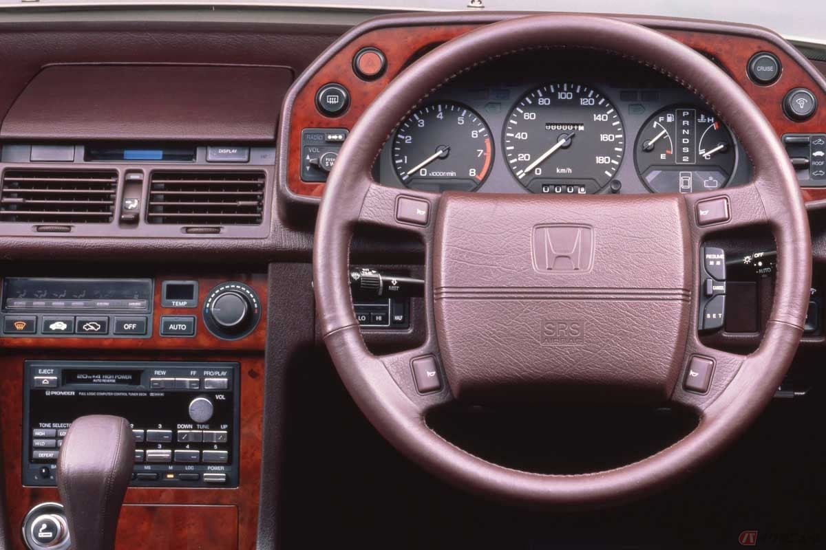 国内の乗用車で初めてエアバッグを装備したホンダ「LEGEND EXCLUSIVE」の、エアバッグを収めたハンドル