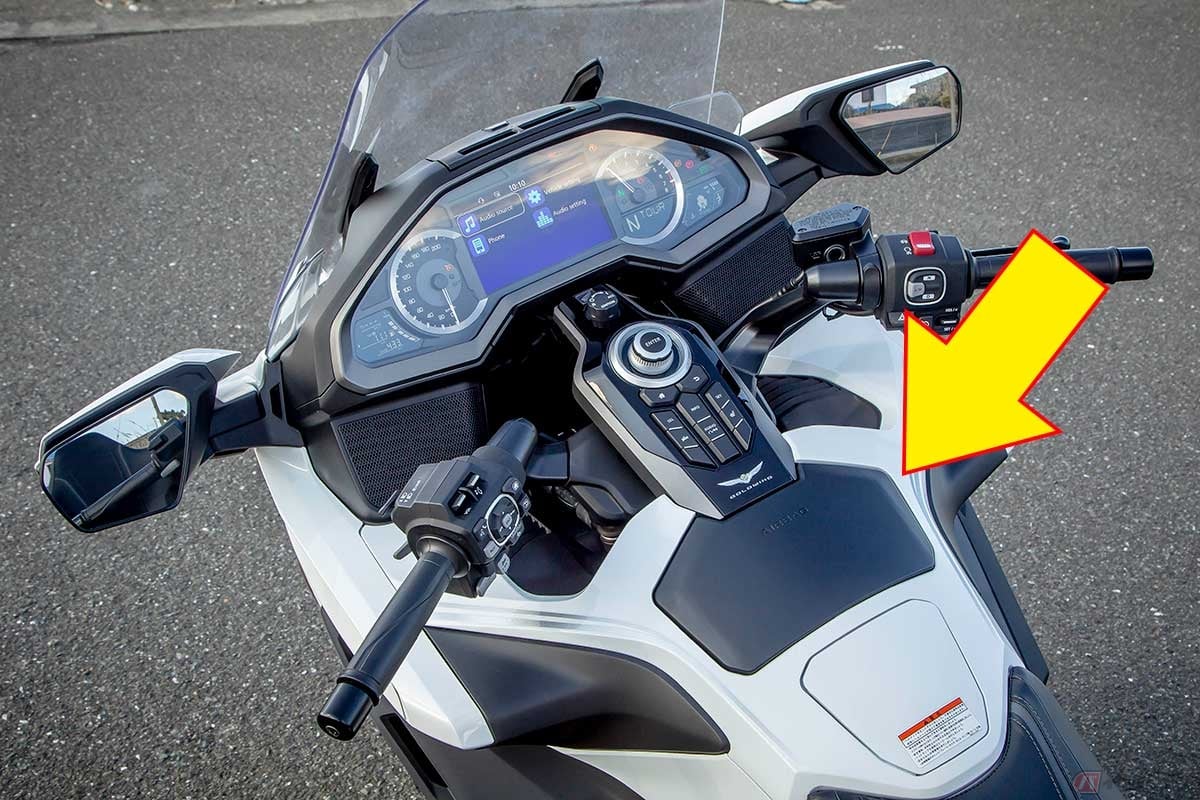 エアバッグを標準装備するホンダ「Gold Wing Tour」(写真は2020年モデル)。ダミータンクの上のリッド内に格納されている