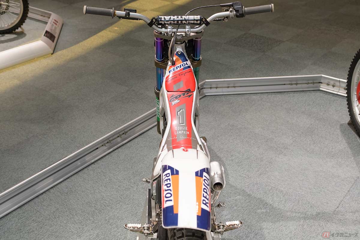 藤波選手の「COTA 315R」を後ろ上から見ると、とにかく細い独特のフォルムと幅広のハンドルバーが分かる