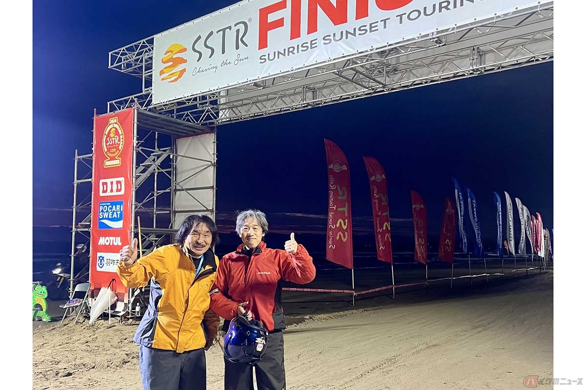 ツーリングイベント「SSTR(サンライズ・サンセット・ツーリング・ラリー)」を主催するオートバイ冒険家風間深志さん(左)と筆者(黒田悟志)