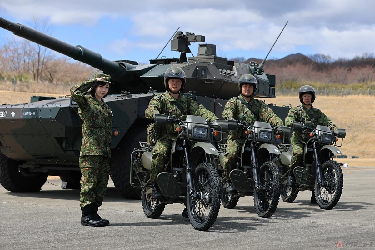 左から夜道雪さん、オートバイ隊長の谷津3曹、関口3曹、津田3曹