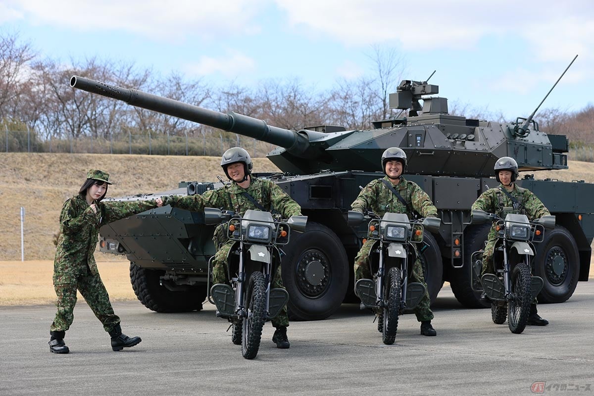 左から夜道雪さん、オートバイ隊長の谷津3曹、関口3曹、津田3曹
