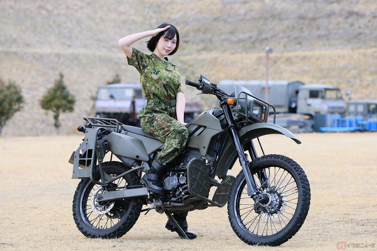 カワサキ「KLX250」をベースにした偵察用オートバイと夜道雪さん