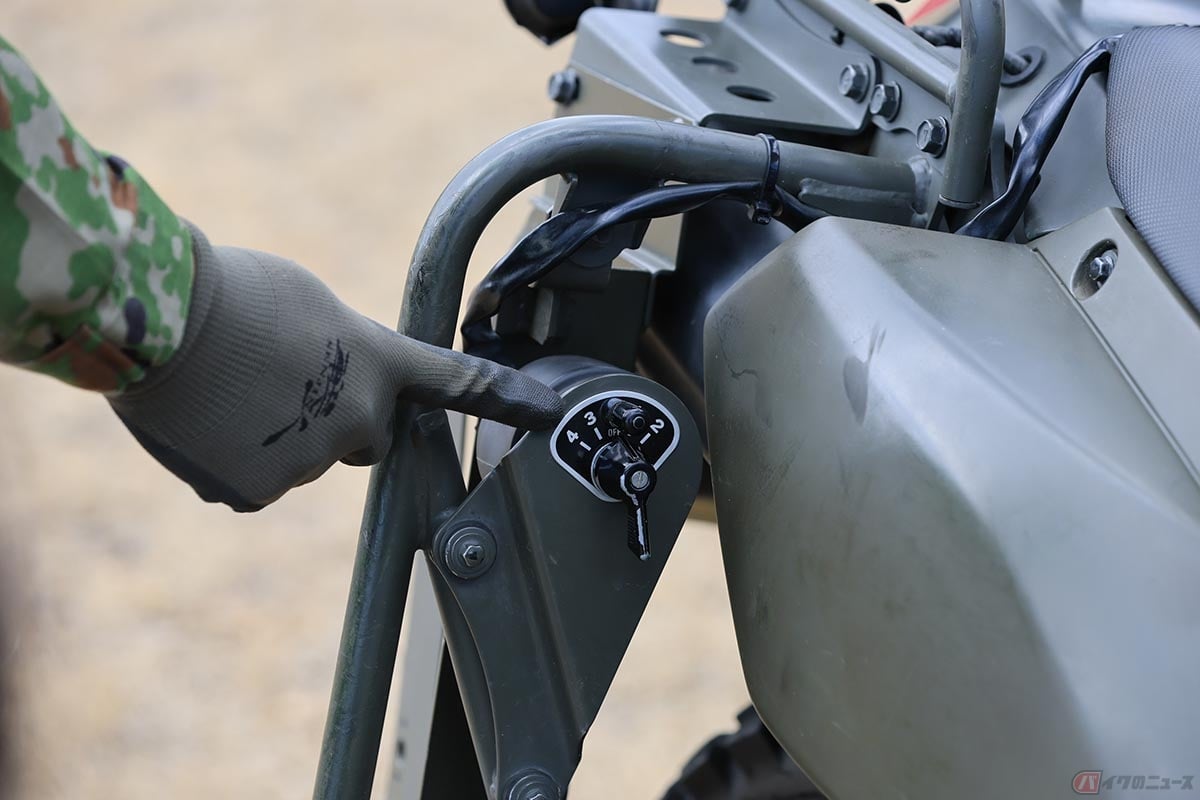 カワサキ「KLX250」をベースにした偵察用オートバイ。右サイドのガードには灯火管制用のロータリースイッチが備えられています