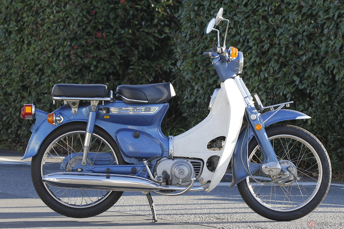 現代のスーパーカブと似たデザインですが、この当時のスーパーカブは鋼板プレスフレームを採用していました。そんなことから通称「鉄カブ」と呼ばれ、最近は若いライダーのあいだでも人気が高まっています。特にデラックスの90は豪華装備です