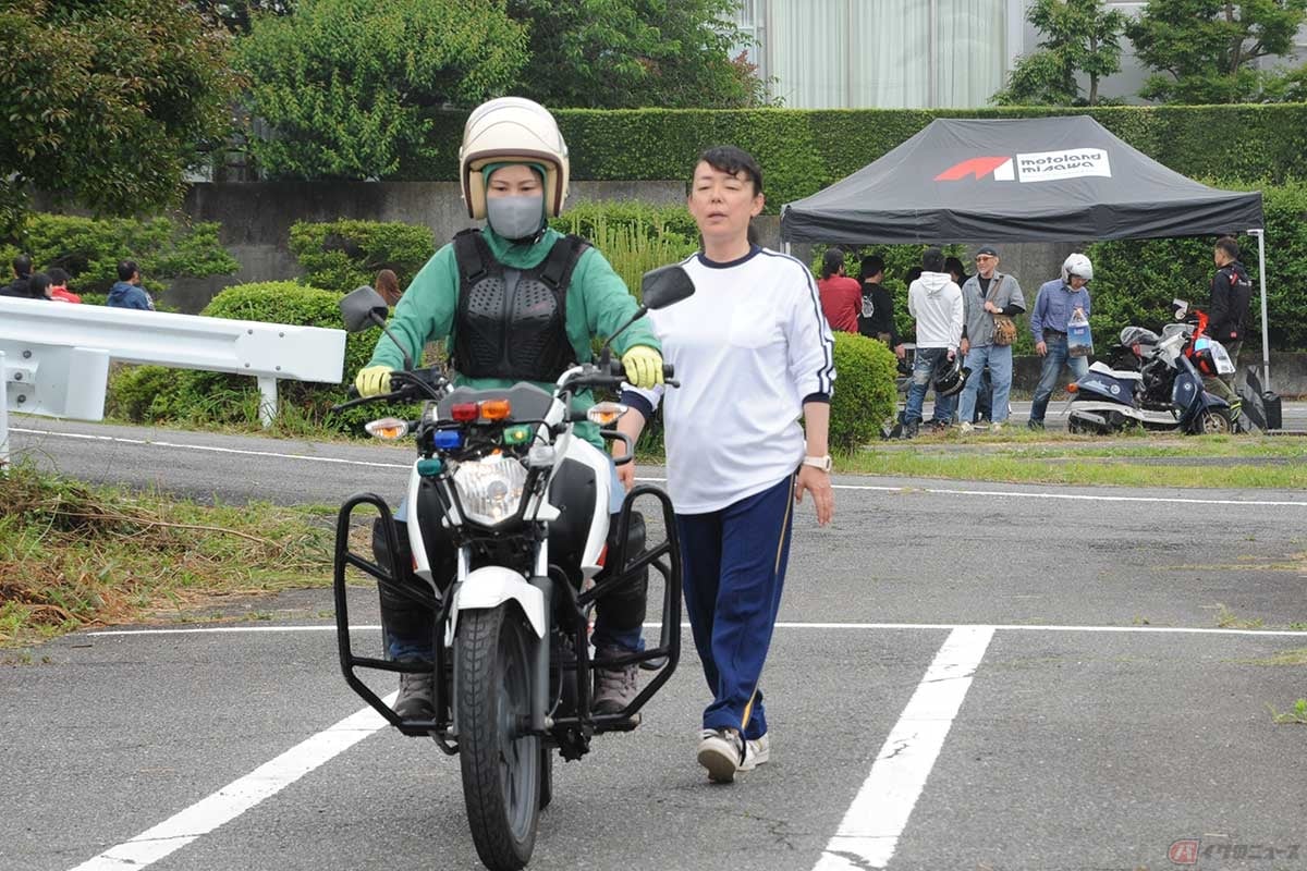 技能教習のノウハウを活かして『FDSバイク祭り』では指導員が免許が無い人もガイド。試乗や体験乗車が可能
