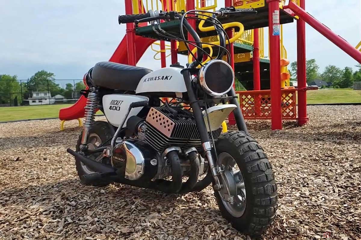 小さなレジャーバイクに2スト3気筒400cccのエンジンを搭載……本人も苦笑いのクレイジーな仕上がりに視聴者からコメントが寄せられている
