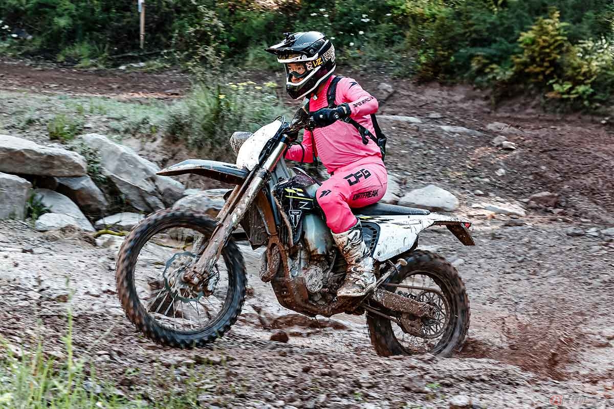 トライアンフの新型エンデューロバイク「TF 250-E」と「TF 450-E」のスペインでの試乗会に参加した筆者(稲垣正倫)