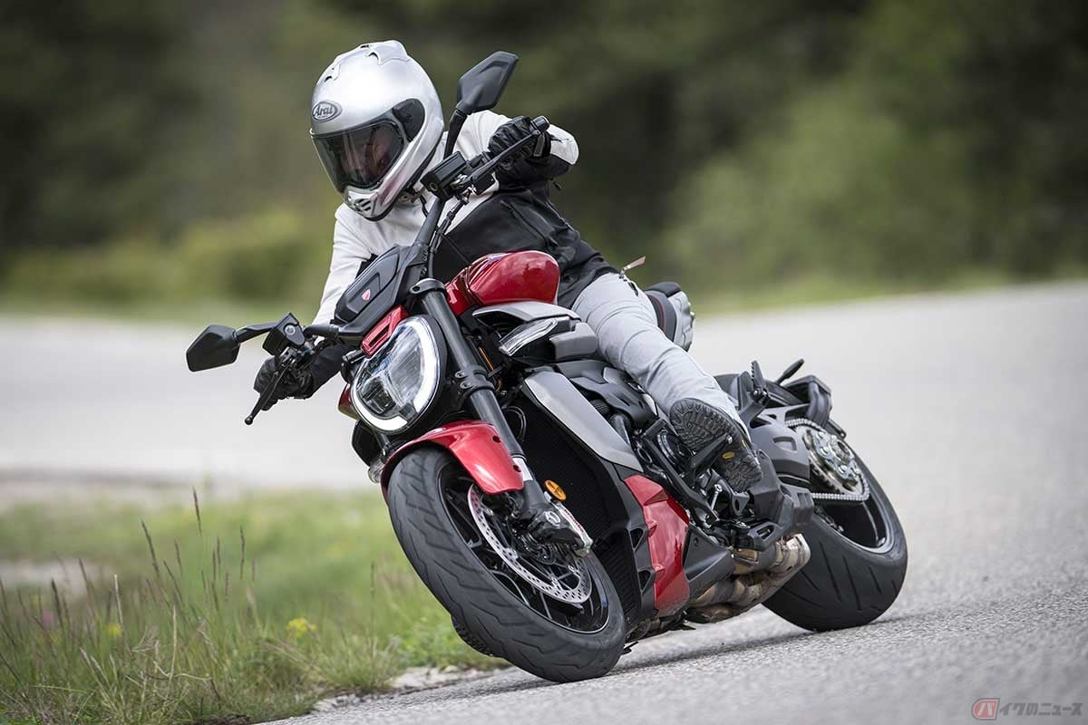 ドゥカティ新型「XDiavel V4」に試乗する筆者(小川勤)。カンヌのワインディングを繋いだルートは様々なコーナーを楽しませてくれました。タイトコーナーで車体の大きさを感じさせず、高速コーナーではどこまでも安定感のある走りを披露してくれたのです