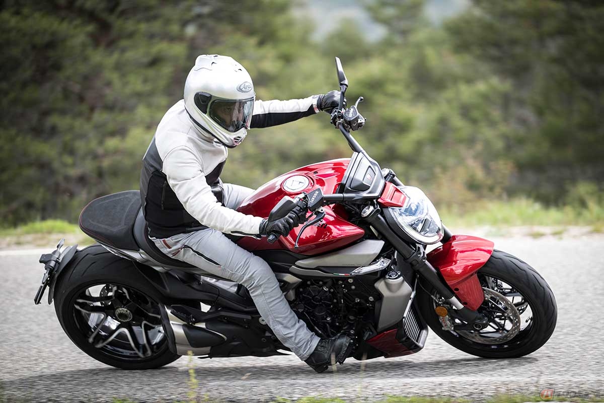 1620mmのホイールベース、240サイズの極太タイヤを感じさせない軽快なハンドリングはドゥカティならでは