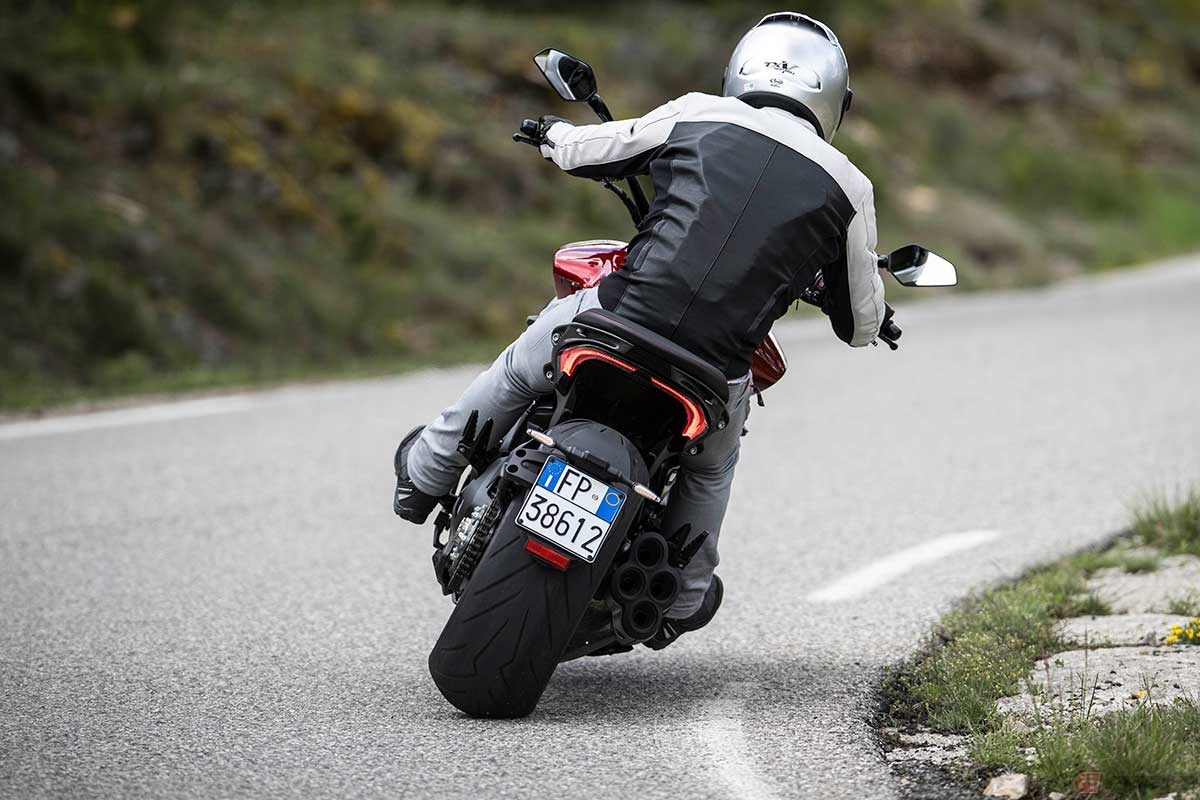 リヤタイヤは8.0×17サイズのホイールに240/45 ZR17サイズのピレリ製ディアブロ・ロッソ3を履きます。これがディアベルらしい迫力のリアビューを演出してくれます