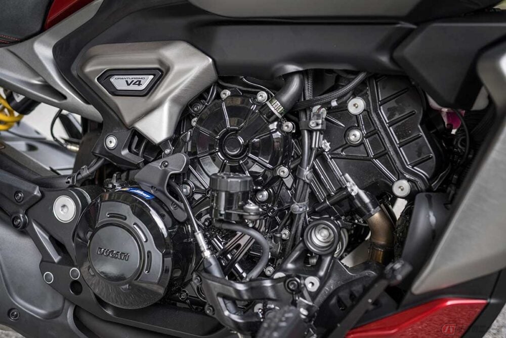 峠道も軽快にスイスイ走るクルーザー!? V4エンジン搭載のドゥカティ