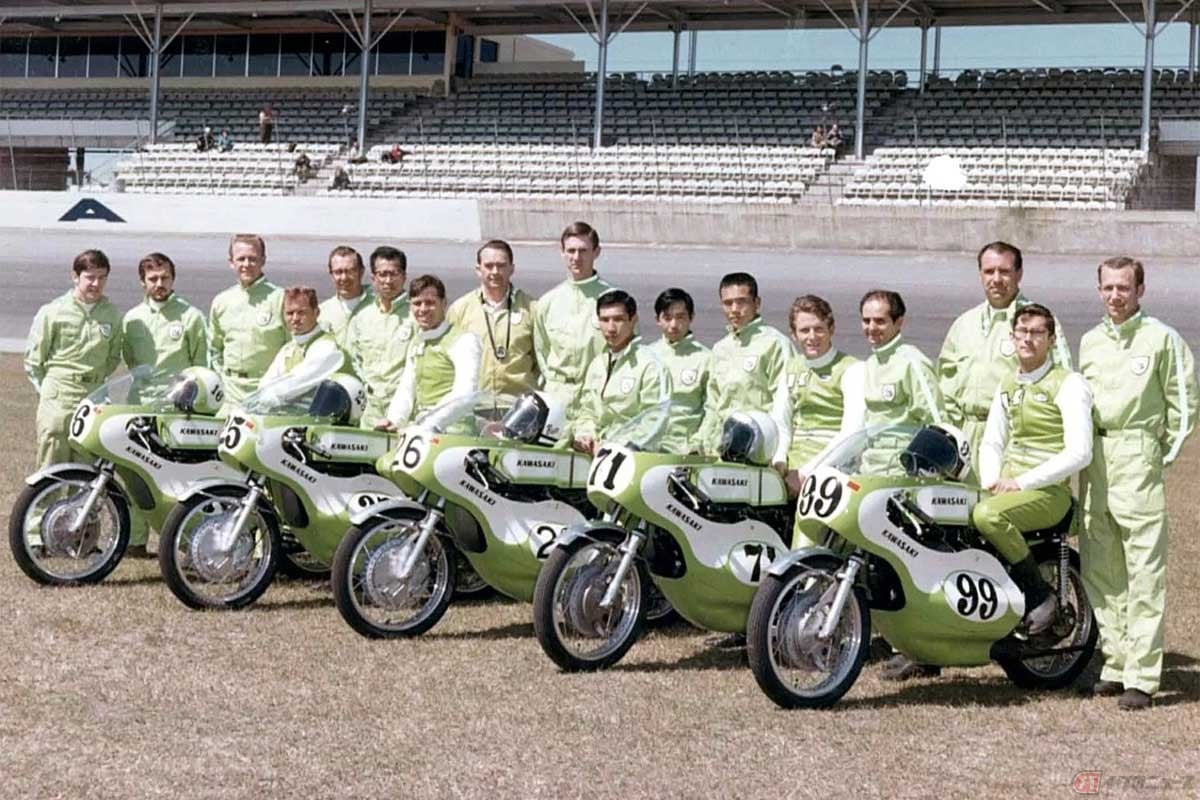カワサキは1969年のデイトナ200マイルに、ワークスマシンの「A7RS」と「A1RS」で参戦。マシンもライダーのレーシングスーツもメカニックの作業着もライムグリーンに統一