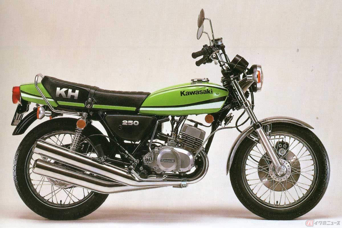 2ストローク3気筒エンジン車の終盤で、全身ライムグリーンの「KH250／400」が登場。画像は1979年型の「KH250」