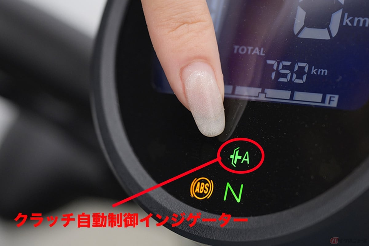 ホンダ「レブル250 Eクラッチ」のメーター。緑の「クラッチ自動制御インジゲーター」が点灯していればシステム作動中の合図