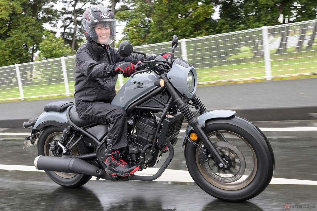 ホンダ「レブル250 SエディションEクラッチ」に乗る桜井つぐみさん。その楽しさに思わず笑みがこぼれます