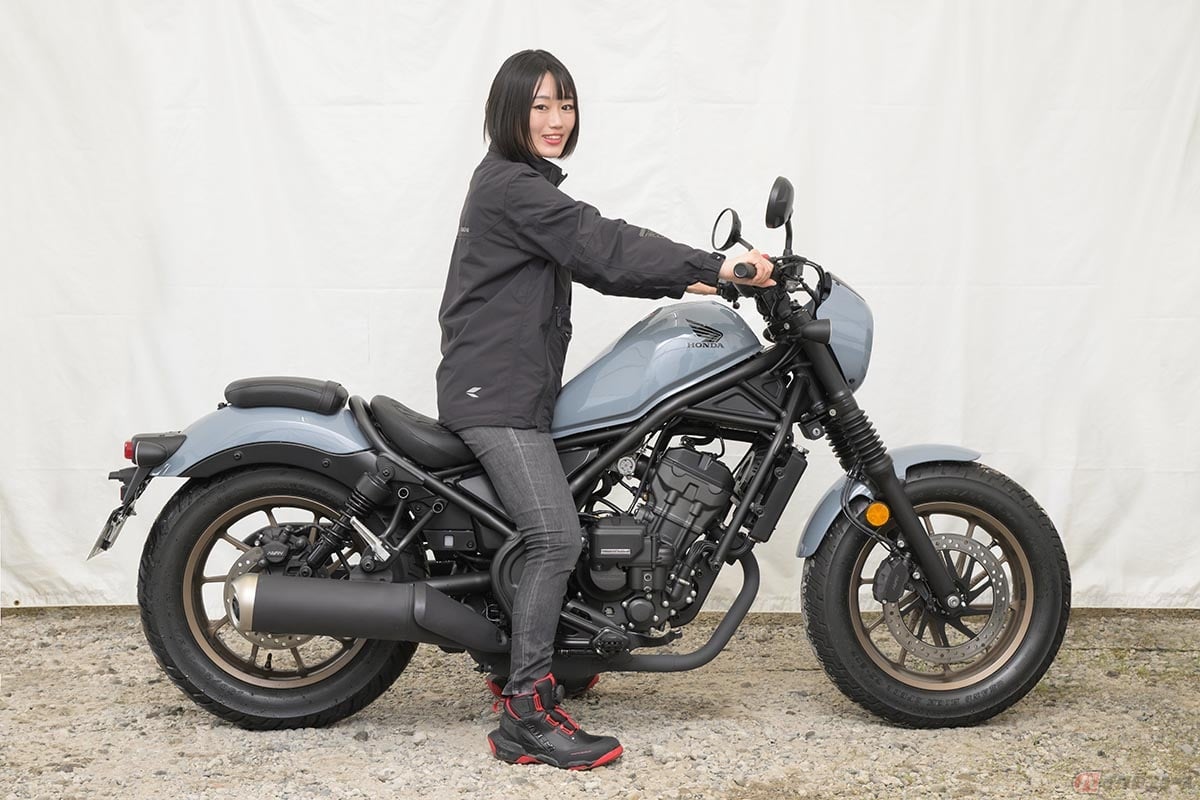 ホンダ「レブル250 SエディションEクラッチ」と桜井つぐみさん。身長158cmの場合、両足はベタ付きです