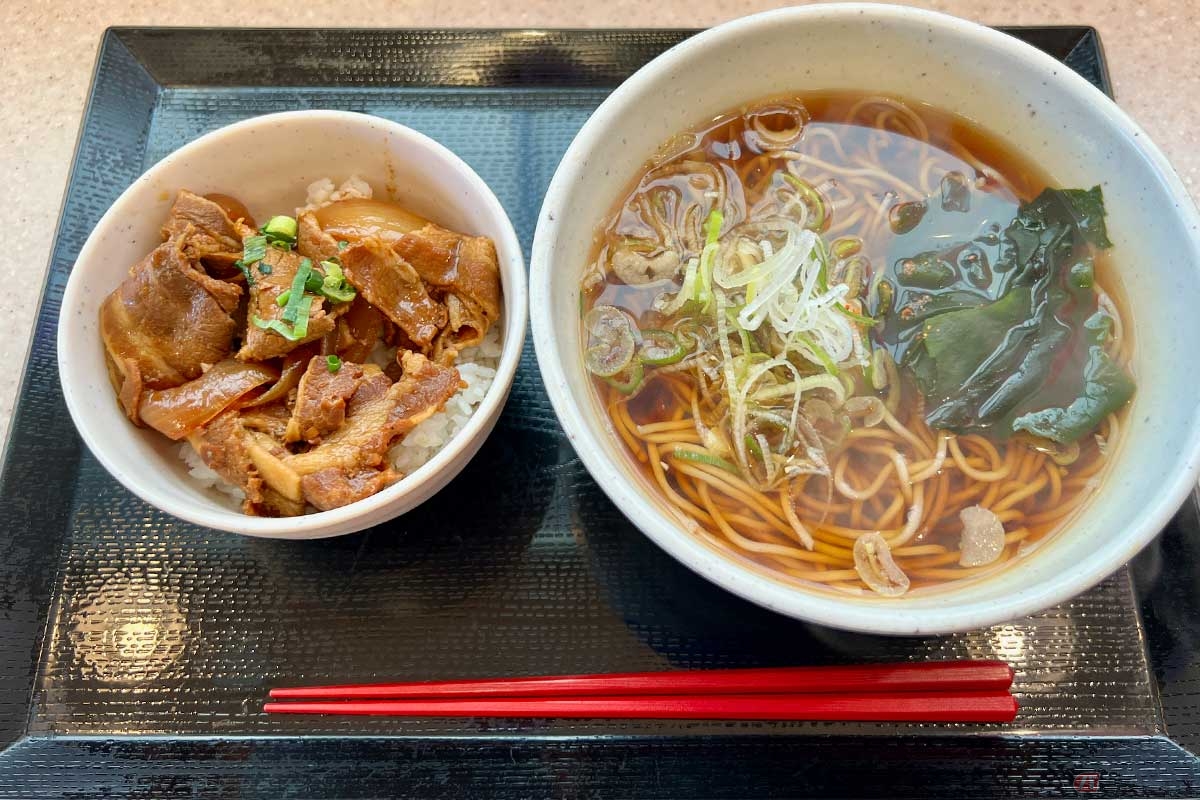 東関道「湾岸幕張PA」（下り）でチョイスした朝限定メニュー「朝そば　ミニ豚丼セット」（780円）で、しっかりと胃袋を満たしてパワーをいただいた