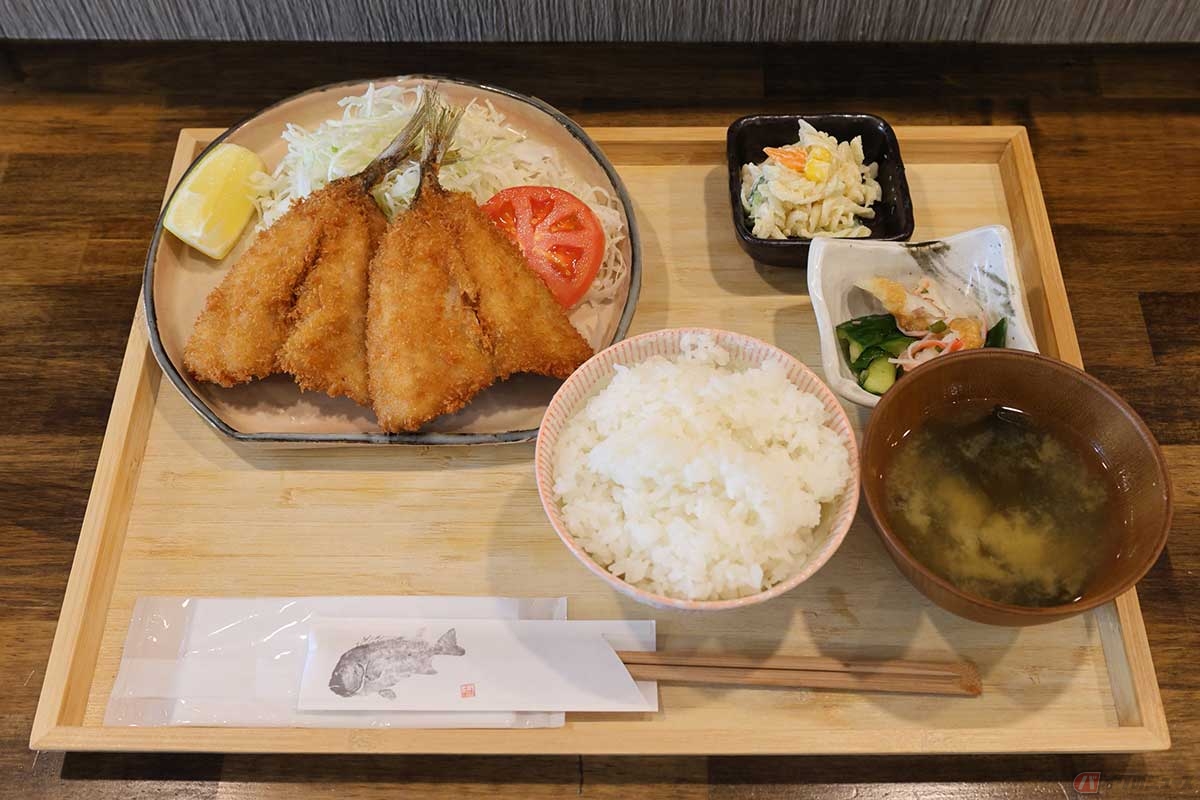 「三代目大作商店 あさめし屋」の「絶品アジフライ定食」は、リーズナブルで味もボリュームも高得点
