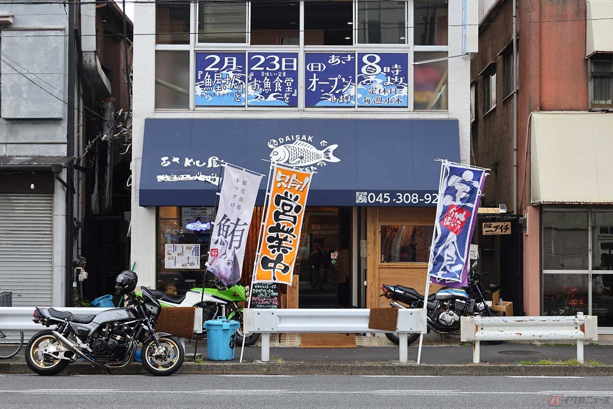 山下埠頭から30分もかからずに到着したのは、鎌倉街道沿いの「三代目大作商店　あさめし屋」