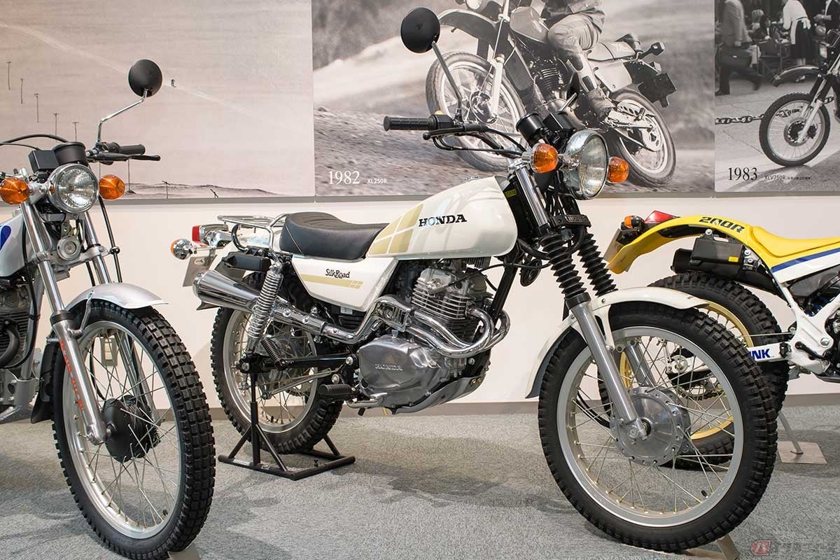 トレッキングと旅バイクを融合したようなホンダ「シルクロード」(1981年型)は、ロードバイクとオフロードバイクの中間を狙った車体構成がユニーク