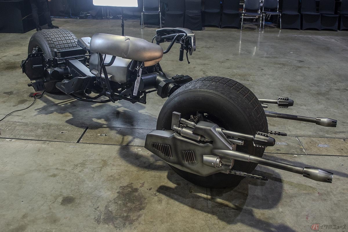 バットマン実写映画シリーズ6作目「ダークナイト」に登場して乗り物好きの心を奪った「バットポッド」を再現したカスタムバイク。カブ系の横型エンジンを搭載しています