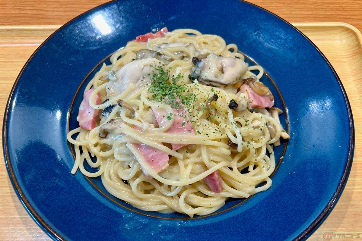 関越道「三芳PA（pasar三芳）」（上り）のフードコートで、すっかり気に入ってしまった「炒めスパ　ジャパゲッティ」の季節限定メニュー「牡蠣のクリームパスタ」（1300円）を実食。濃厚さがほどよいクリーミーなパスタで、大きくて味わい深い牡蠣が入っていて大満足