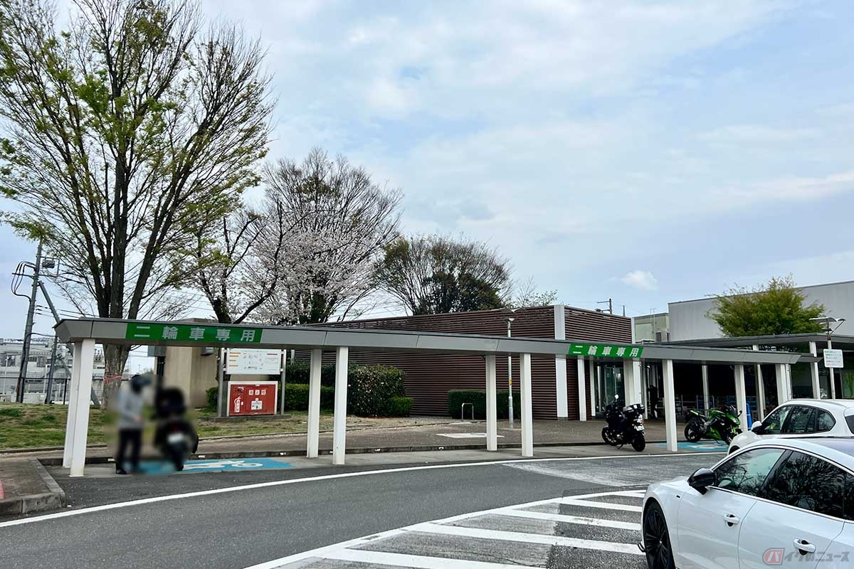 利用者の多い施設だけに、大きな2輪専用の駐車スペースが整備されている