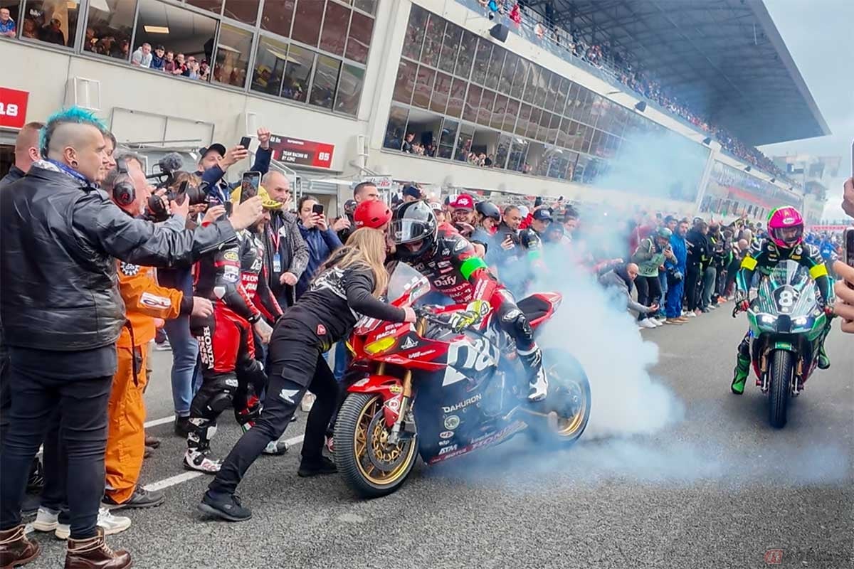 チェッカー後のライダーと迎え入れるチームメイト