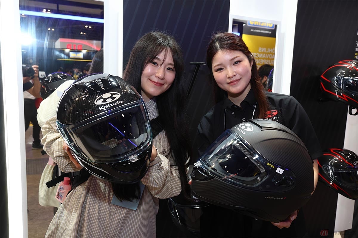 OGK-KABUTOの『AEROBLADE 6』モデルのカーボンヘルメットを説明してくれたスタッフと一緒に