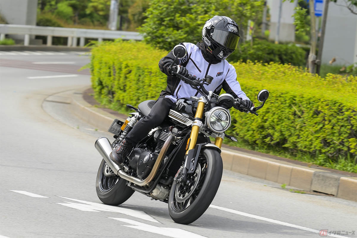 トライアンフ「スピードツイン1200 RS」のカッチリとした車体の剛性感と操作感を楽しみ走行する石塚健選手