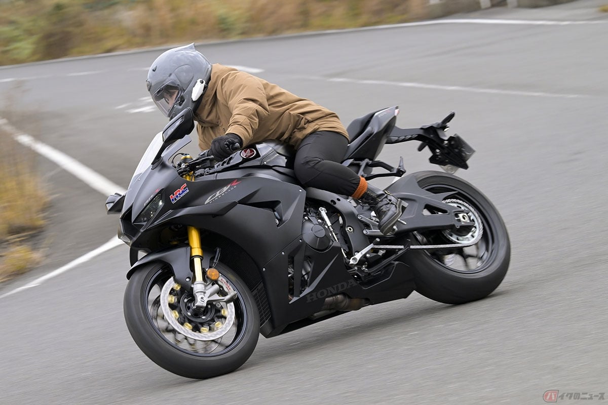 ステップはバックステップでタンクに覆い被さるような前屈み姿勢だけど不思議と首の負担は少ないように思った