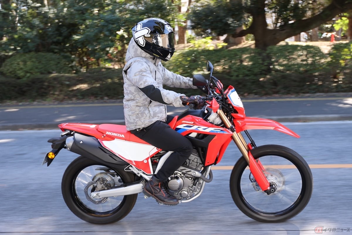 ホンダ「CRF250L」の加速感とヒラヒラとしたハンドリングを楽しむ石塚健選手