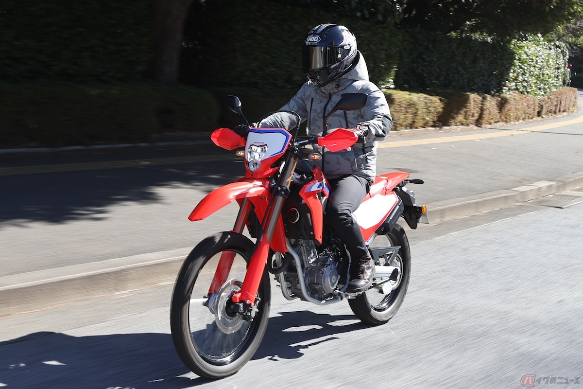 ホンダ「CRF250L」の加速感とヒラヒラとしたハンドリングを楽しむ石塚健選手