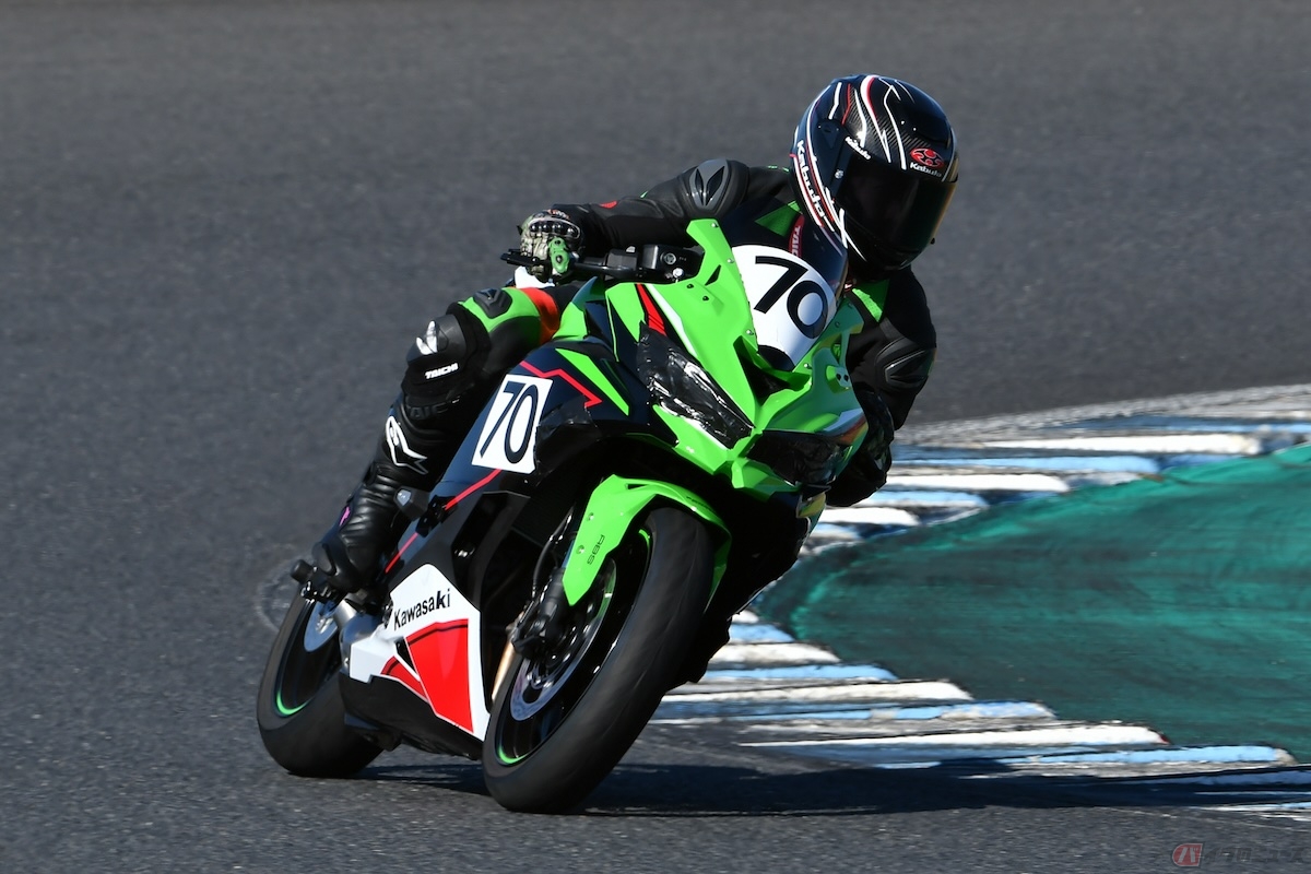 サーキットを走行するバイクには安全上のルールとして、ヘッドライトにテープを貼り付けることが決められている