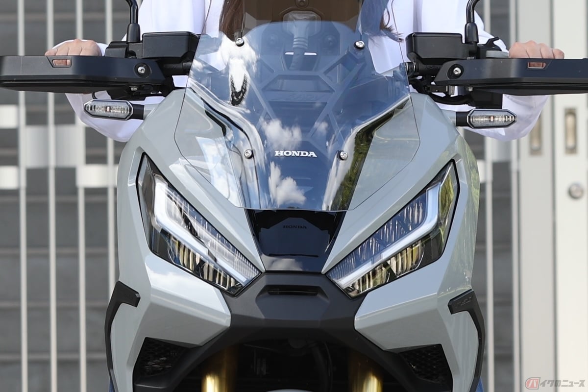 2眼式のスタイリッシュなヘッドライトは、スーパースポーツやスクーターモデルを中心に採用されている